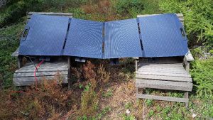 Siirsin siirrettävän ECO-WORTHY 200 W paneelin takapihalle samanlaisiin penkkeihin nippusiteellä